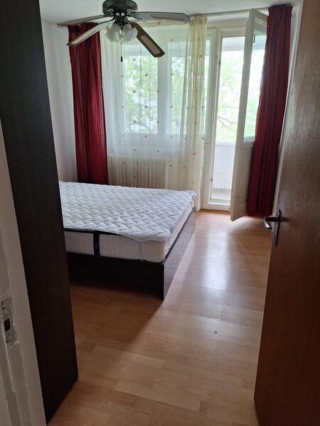 Metrou, 3 camere Titan, Piata Trapezului,